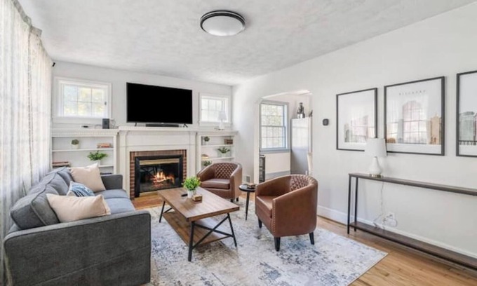 Glen Allen House | Peaceful & Cozy 2 BR Unit with Large Fenced Backyard-Family & Pet Friendly