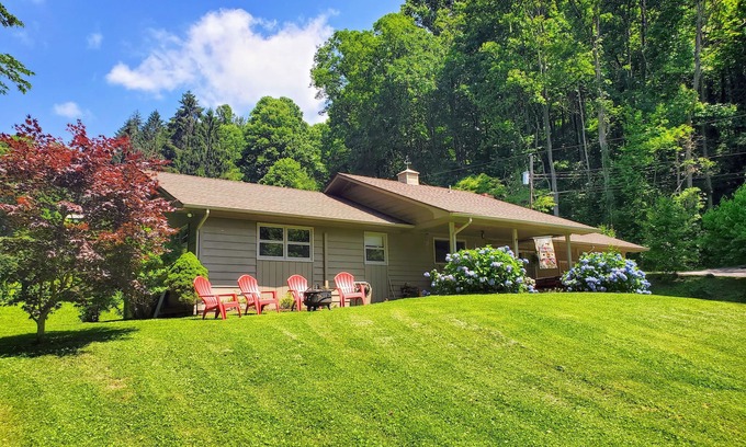 Waynesville House | Peaceful, cozy, creekside and squeaky clean!