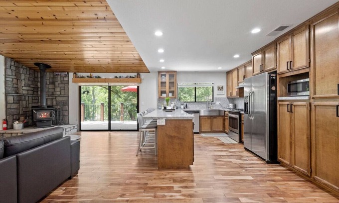 Groveland House | Peaceful Creekside Buddha Retreat