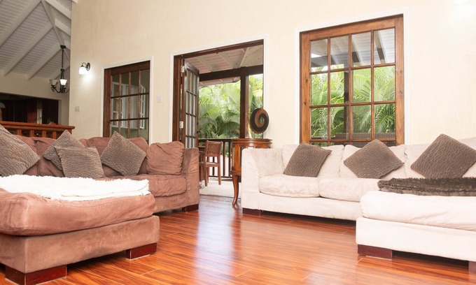 Castries House | Peaceful family Retreat! 10 minutes to beach, restaurants and supermarkets.