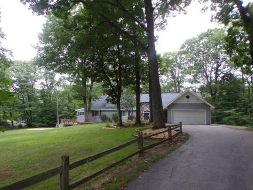 Coloma House | Peaceful Forested 5 Bdrm Near Lake sleeps up to 16