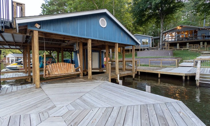 Macon House | Peaceful lakehouse on deep water cove, firepit, tiki bar