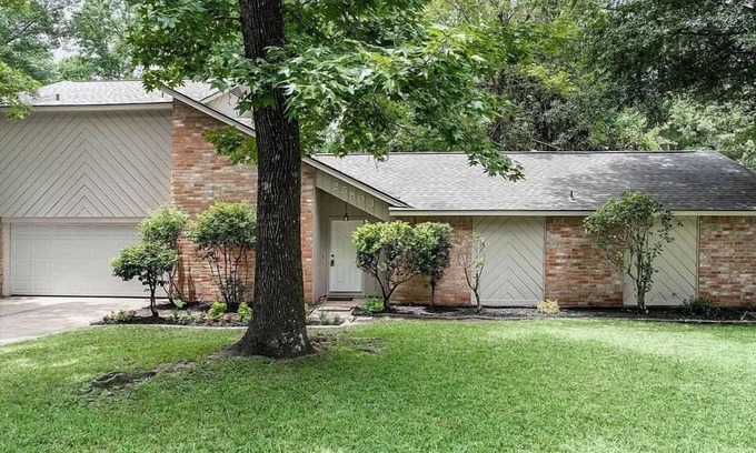 Grogan's Mill House | Peaceful Lakeview Retreat w/Private Backyard – Mins from The Woodlands!