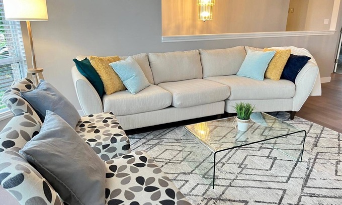 Maple Ridge House | Peaceful Large Modern Home 3 BRD 2 Bath + Kitchen