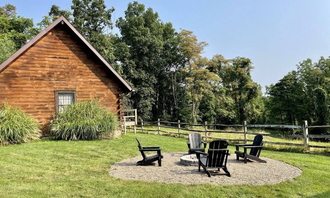 Athens Cabin | Peaceful Log Cabin on Pleasant Hill