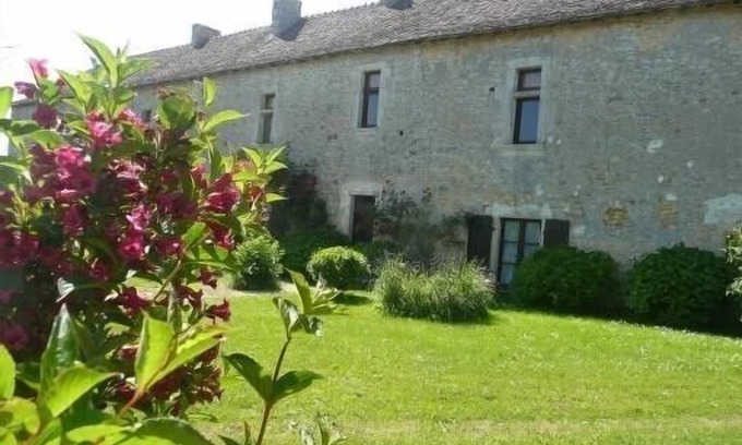 Champagne-le-Sec House | Peaceful manor house XVth century in the countryside.