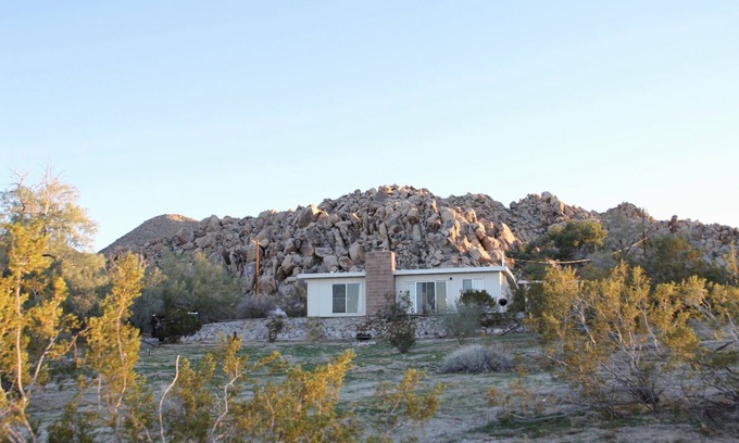 Panorama Heights House | Peaceful mid-century house under the boulders near Joshua Tree National Park