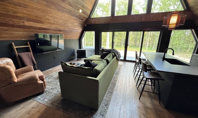 Albrightsville Cabin | Peaceful moody Aframe ~10 min to hiking &Jim Thorpe. Hot tub, bbq & shuffleboard