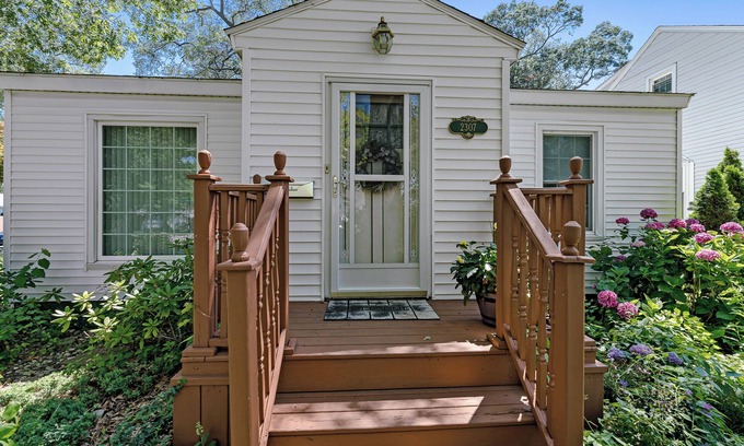 Lakeside House | Peaceful Pastel - Cheerful Cottage Close to Pere Marquette and Muskegon Lake - Pet Friendly