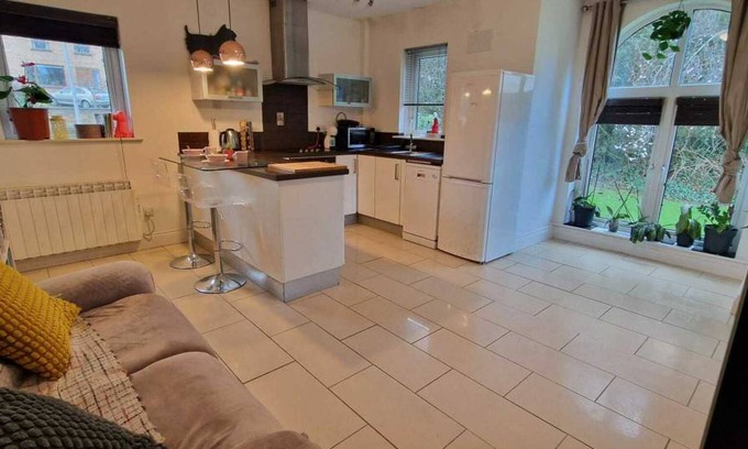 Dundrum Apartment | Peaceful & Pet Friendly, 200mtrs to Dundrum Centre