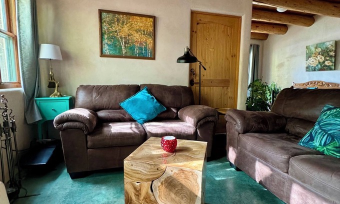 Taos House | Peaceful/Relaxing. Walking distance to the Taos Plaza, side-walks all the way.