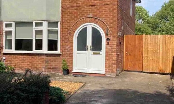 Chester House | Peaceful renovated home, fab location, pet friendly, garden & parking sleeps 5