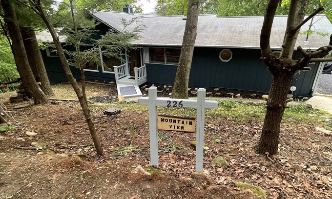 Walnut Mountain Cabin | Peaceful Retreat Steps From Ellijay! Hot Tub, Fire Pit, Room for 6, Back Porch