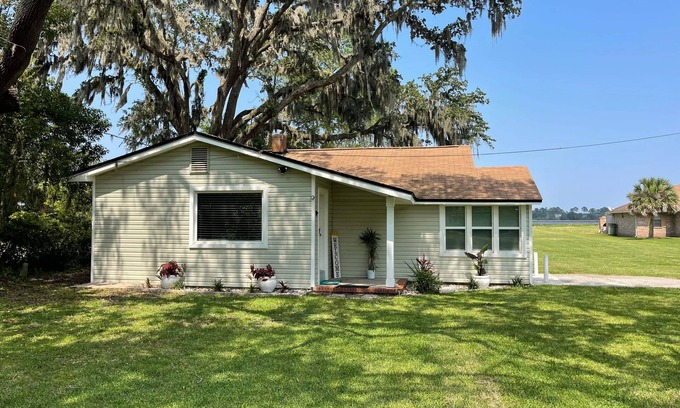 Riverview Bed & Breakfast | Peaceful Riverfront Cottage with a dock on 1.5 Acres.