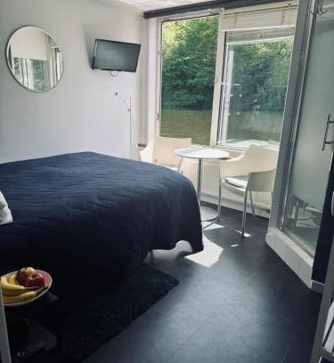 Oostelijke Eilanden en Kadijken Bed & Breakfast | Peaceful room on a houseboat in the city centre