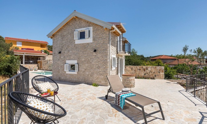 Vinisce Villa | Peaceful stone nest with private heated pool
