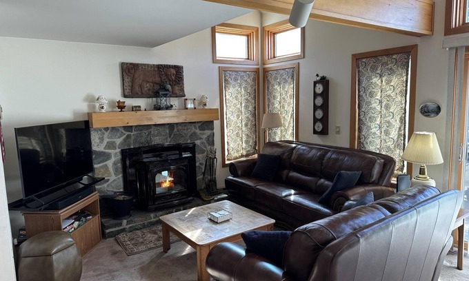 Wilmington Condo | Peaceful, Sunlit Condo on Haystack Golf Course