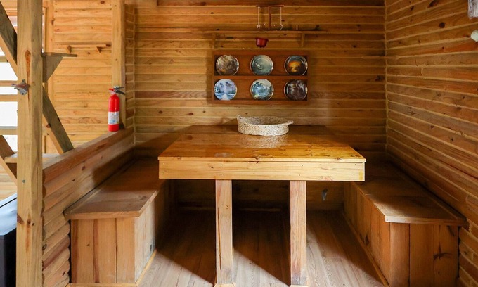 Columbiana Cabin | Peaceful Valley Rustic Cabin Getaway