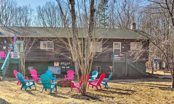 Buckingham Apartment | Peaceful Yogaville Retreat w/ Fire Pit!