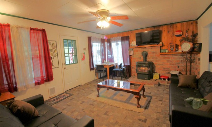 Naches Cabin | Peacefully 2BR Cabin with Firepit