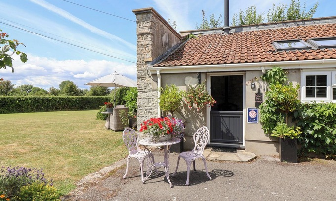 Highbridge Cottage | PEAR TREE COTTAGE, romantic, character holiday cottage in Mark