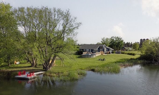 Bloomfield House | Pearadise on West Lake | Waterfront w/Pool and Dock
