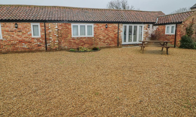 Louth Cottage | PEARDROP COTTAGE, pet friendly, with a garden in Saltfleetby
