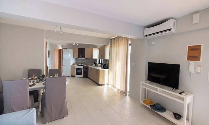 Spanokhorion Apartment | Pearl Apartment with communal pool and sea view