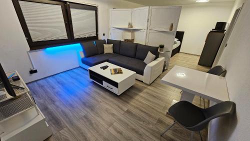 Waldstadt Feldlage Apartment | Pearl Suite - Self Check-In, Free Parking