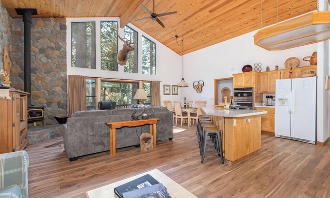 Arnold Cabin | PEBBLE BEACH CLUB - ACCESS TO SNOWFLAKE LODGE AND COUNTRY CLUB