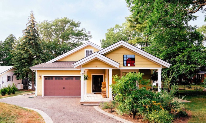 Cressy House | PEC Lakeside Cottage | Hot Tub, Modern Comforts & Year-Round Escape