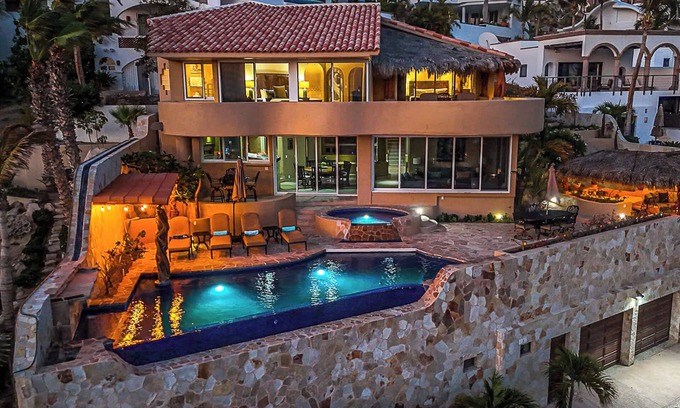 Pedregal House | Pedregal Luxury 4BR Villa | Steps to Beach | Heated Pool & Jacuzzi | Ocean Views