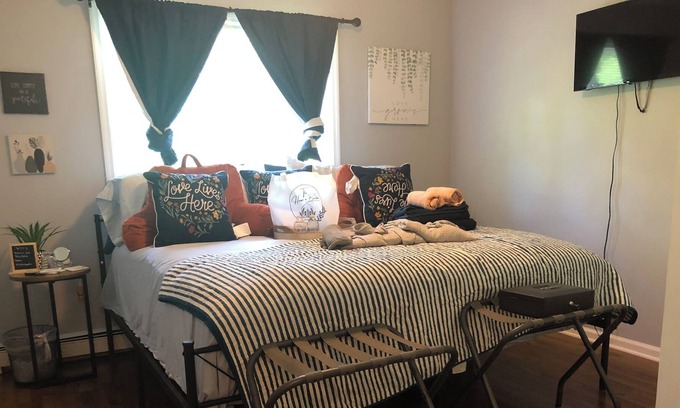 Peekskill House | Peekskill KingBed 100%Walkable NYC 50min Car & Train West Point 15min RT6&9 2min