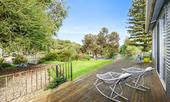Goolwa North House | Pelican Cottage – Relaxing Riverside Escape, Pet-Friendly, Wood Fireplace, Wi-Fi