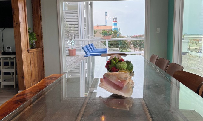 Clear Lake Shores House | Pelicans Landing next to Kemah Boardwalk! Last Minute Rates text 713-425-9109