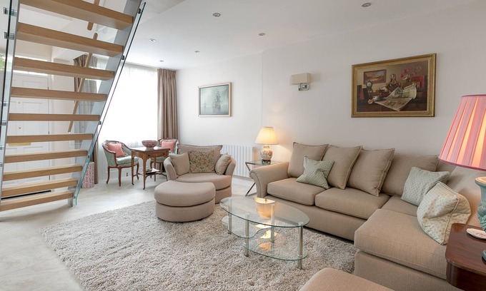 Pembridge Apartment | Pembridge Mews, Splendid & Cozy Flat by LOVELYDAYS