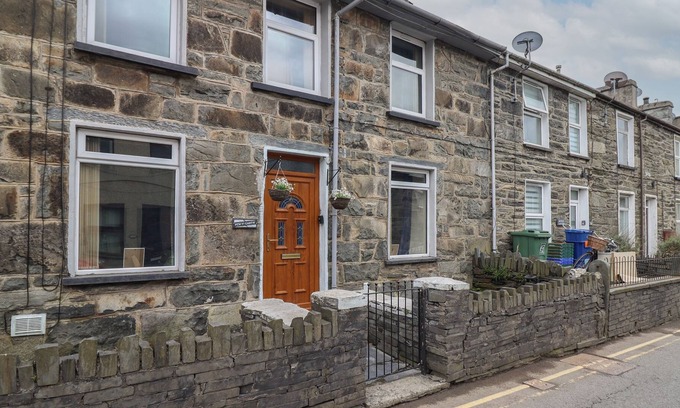 Manod House | PEN Y GARTH, pet friendly, with open fire in Blaenau Ffestiniog