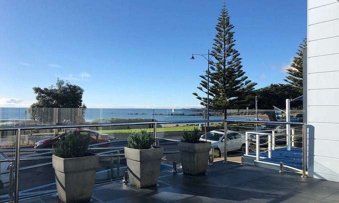 Penguin Hotel | Penguin Beachfront Apartments