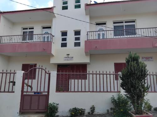 Santiago House | Pensão Zeny - Chão Bom