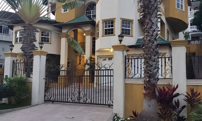 West Gate Hills Apartment | Penthouse Suite - Minutes from the beach!