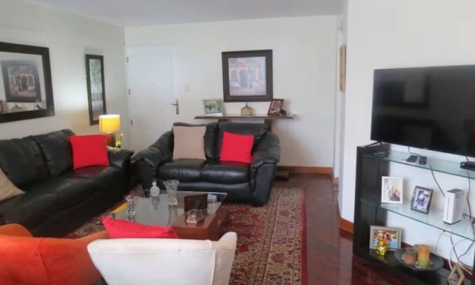 Leuro Apartment | Perfect 3-bedroom, 2 bathroom apartment with WiFi in Miraflores.
