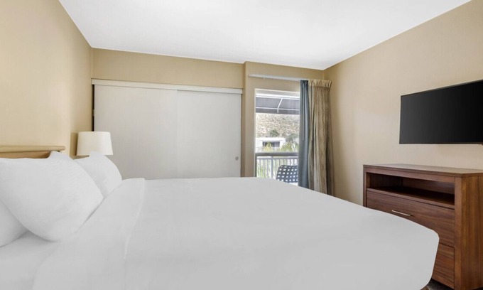 Canyon Corridor Resort | Perfect Family Getaway! 2 Convenient Suites | Stunning View + Living Area