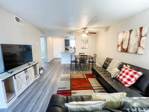 Northwest Corpus Christi Apartment | Perfect for Group with 2BR, 2BA and Pool
