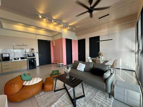 George Town Apartment | Perfect KTV Set & Netflix 3 Queen Bed Seaview