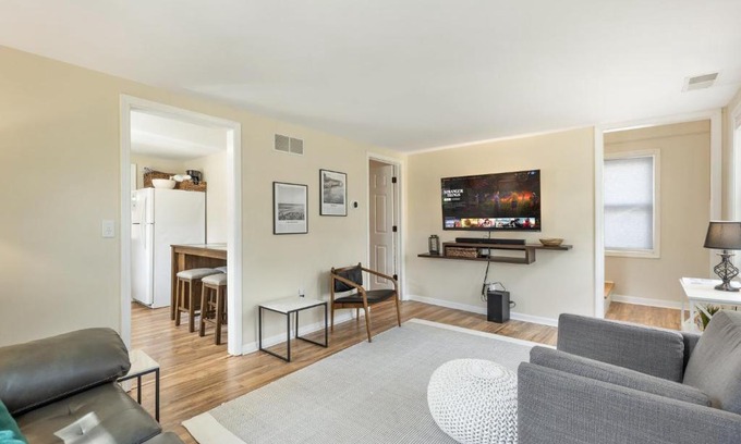 East Lansing House | Perfect Location Walk to MSU Campus High End Mattresses Fast Wi-Fi