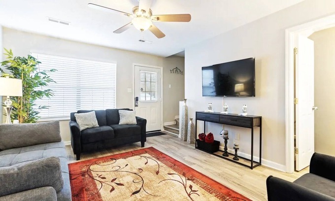 Seymour House | Perfect Mountain Getaway Pigeon Forge (CDC Safe)