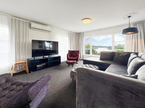 Te Atatu Peninsula Apartment | Perfect Peninsular Location - 3 BR Family Home