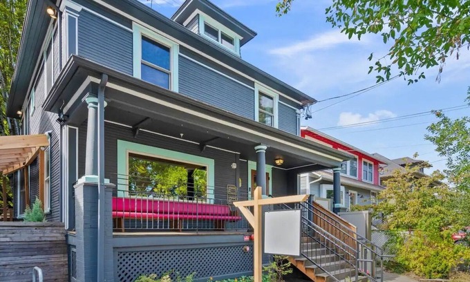 Buckman Neighborhood Bed & Breakfast | Perfectly Portland: Zissou's Room at Hi Buddy in PDX's Coolest Neighborhood