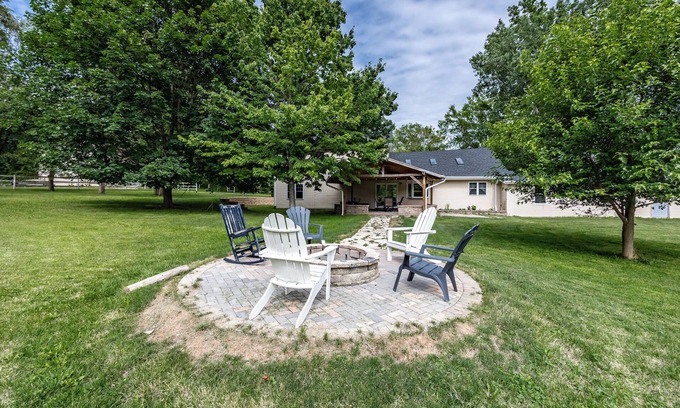 Hoffman Estates Other | Pet/Family Friendly Farmhouse: Sleeps 10, Firepit, 1 Hour from CHI
