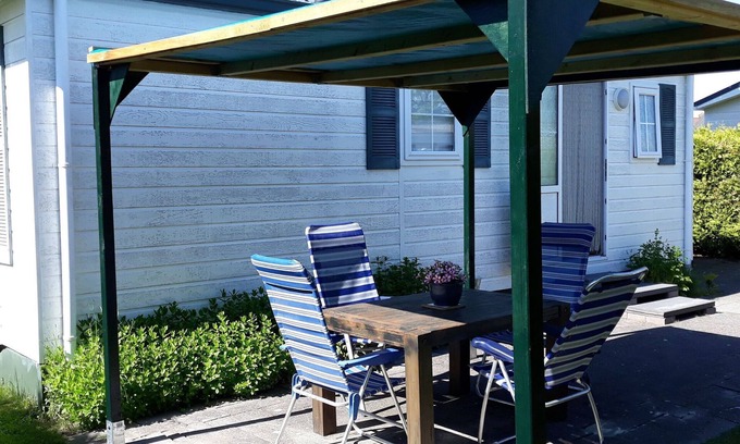 Tzummarum Ski Chalet | Pet-free chalet with green garden, in Friesland